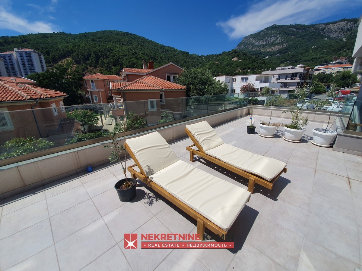 Izdaje se jednosoban stan+velika terasa u zgradi Tehno Max-a, Budva 